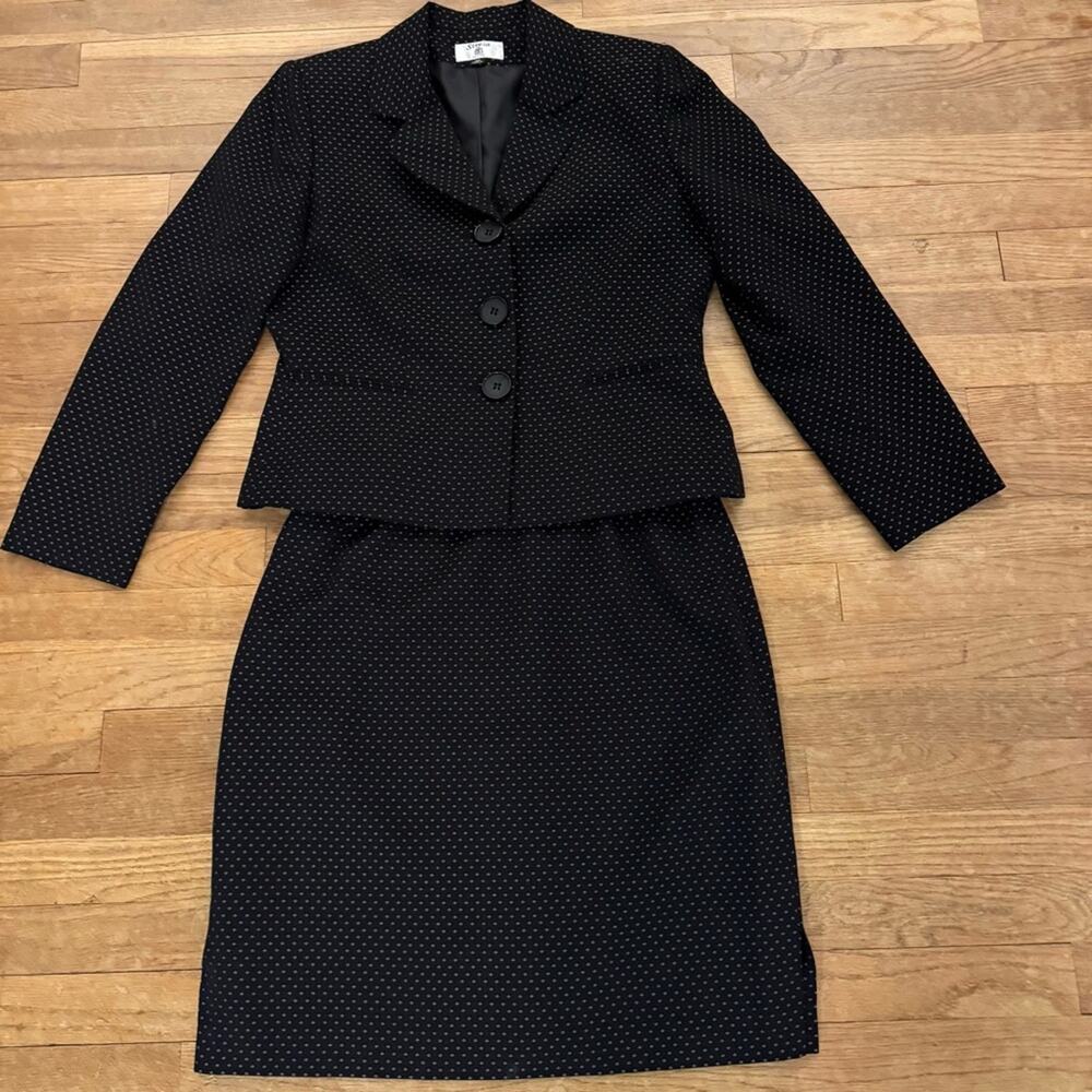Stresa three button blazer with knee length pencil skirt size 10
 b33